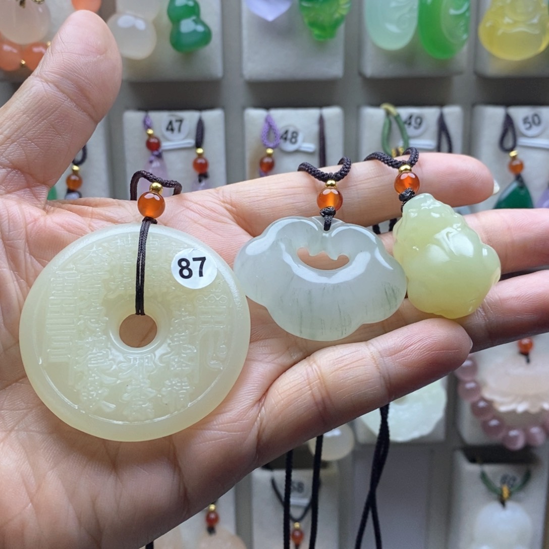 颈饰未镶嵌石英质玉（金丝玉）恒****心