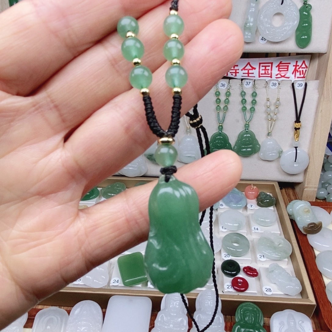 石英质玉（非洲翠）未镶嵌颈饰