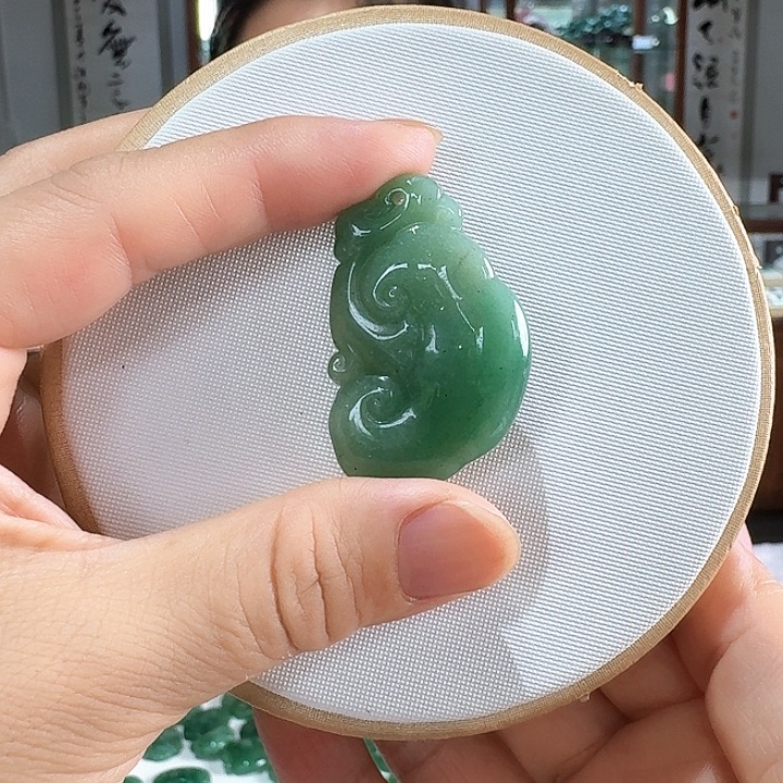 颈饰未镶嵌密玉（石英质玉）