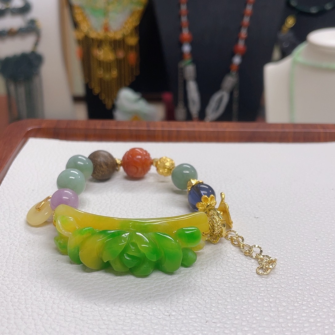 小***良翡翠未镶嵌颈饰黄加绿手牌