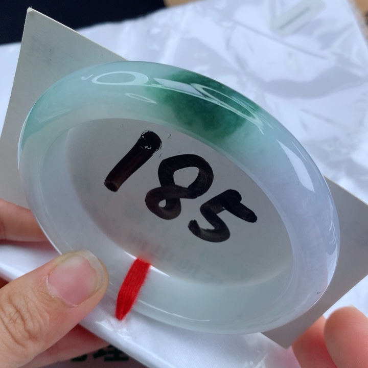 翡翠手镯未镶嵌一抹绿