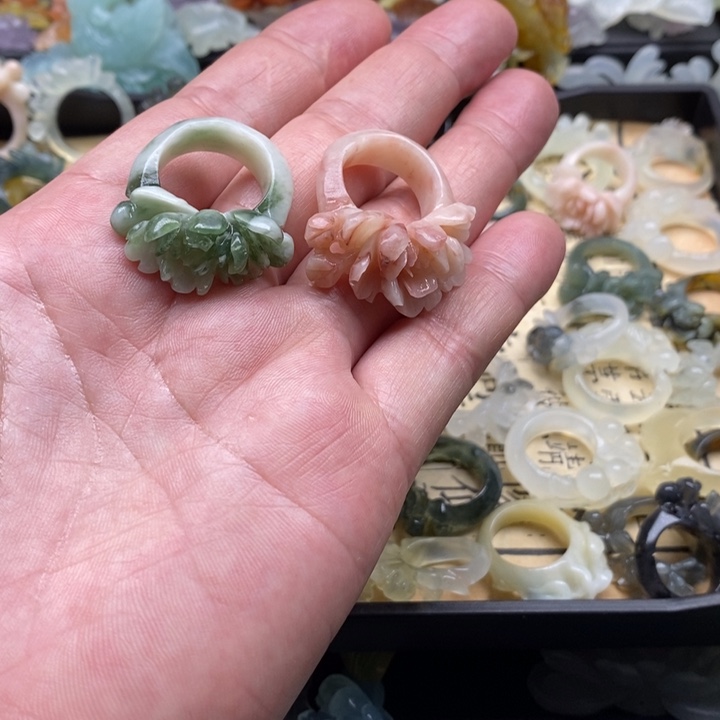 吾***：蛇纹石玉合金颈饰