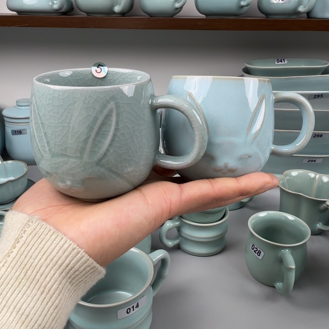 摆件陶汝瓷带手把兔子杯圈足烧天青釉豆绿釉一个自行备注编号