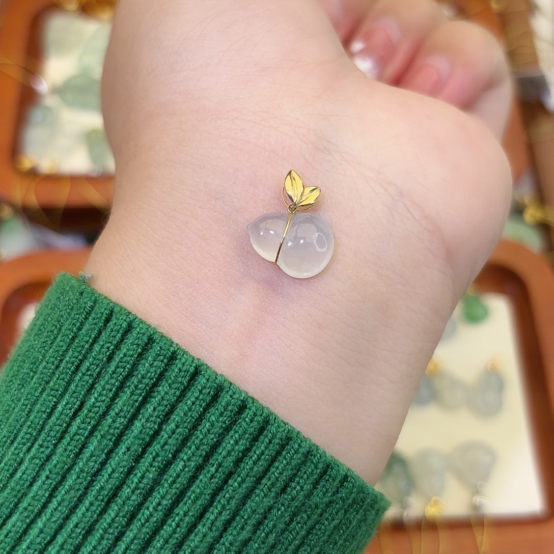 颈饰18K金镶嵌翡翠葫芦