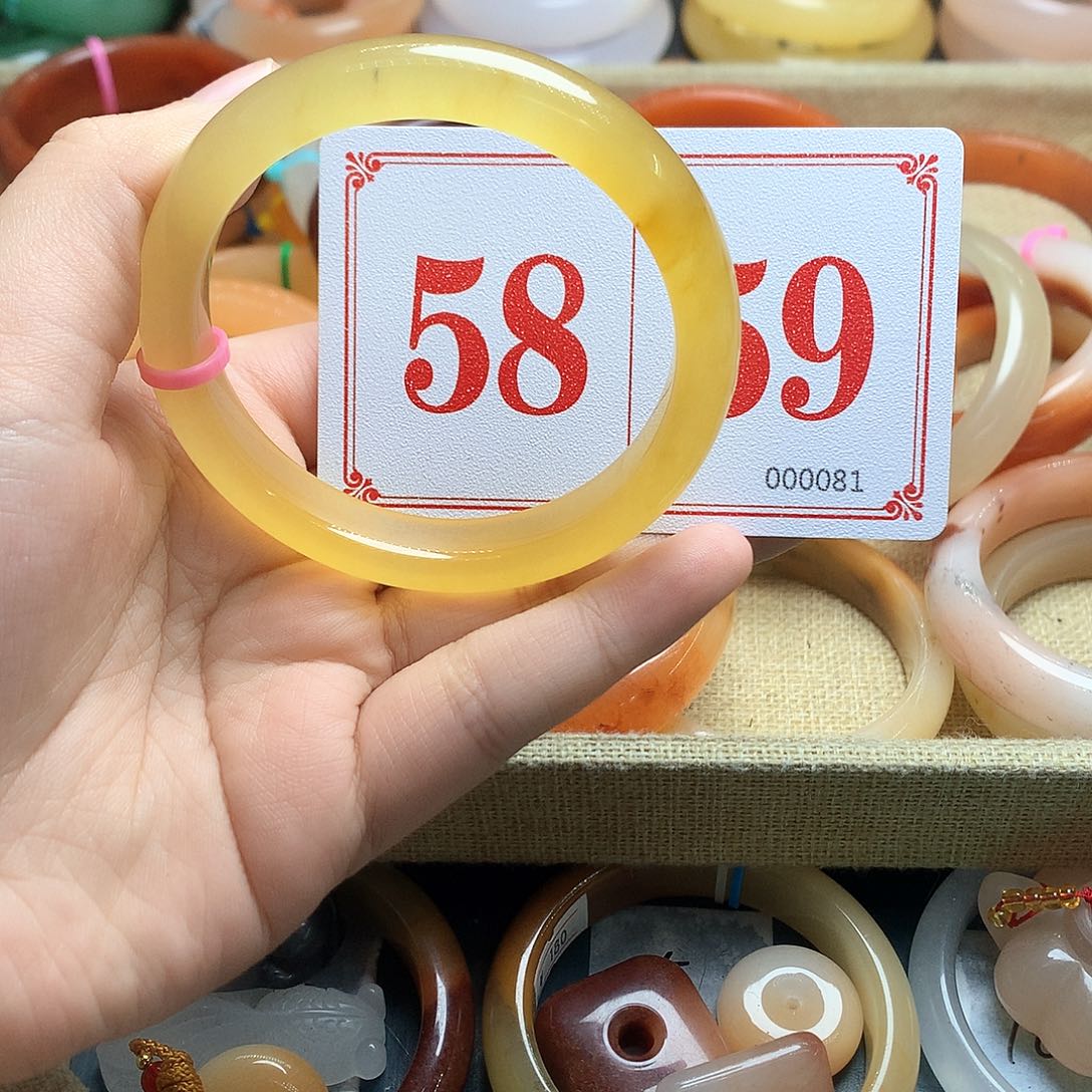 未镶嵌石英质玉（黄龙玉）手镯