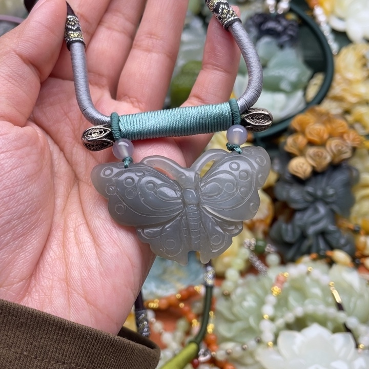 蛇纹石玉吊坠合金