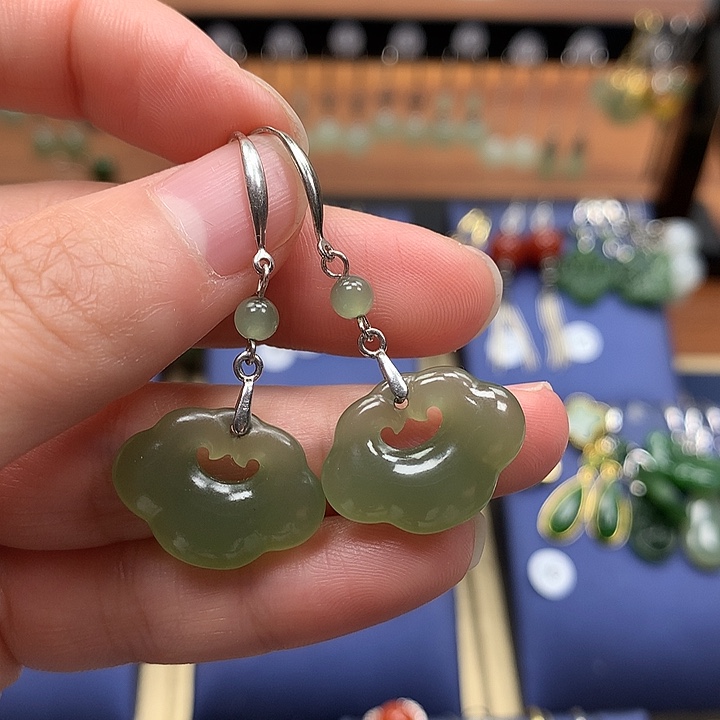 和田玉银S925镶嵌耳饰如意锁湖水绿20左右