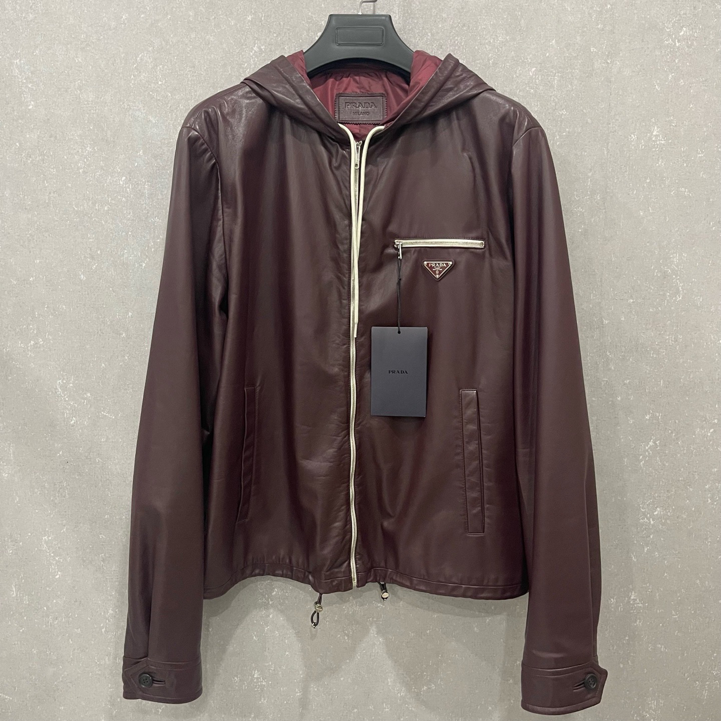 未使用 Prada/普拉达 三角珐琅钢标连帽皮夹克外套54码/006925