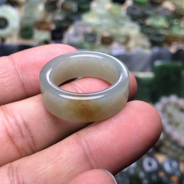 江***雨和田玉未镶嵌颈饰