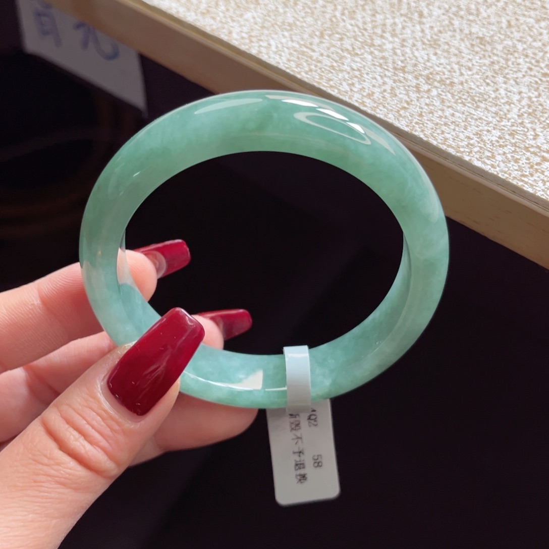 翡翠手镯未镶嵌手镯