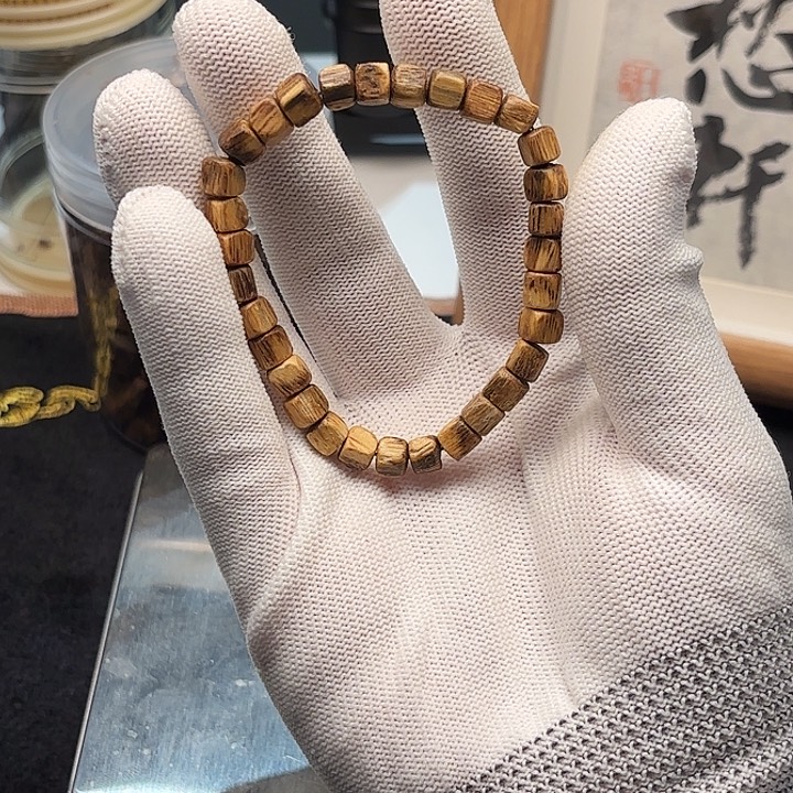 沉香手串莺歌绿奇楠小方糖手串