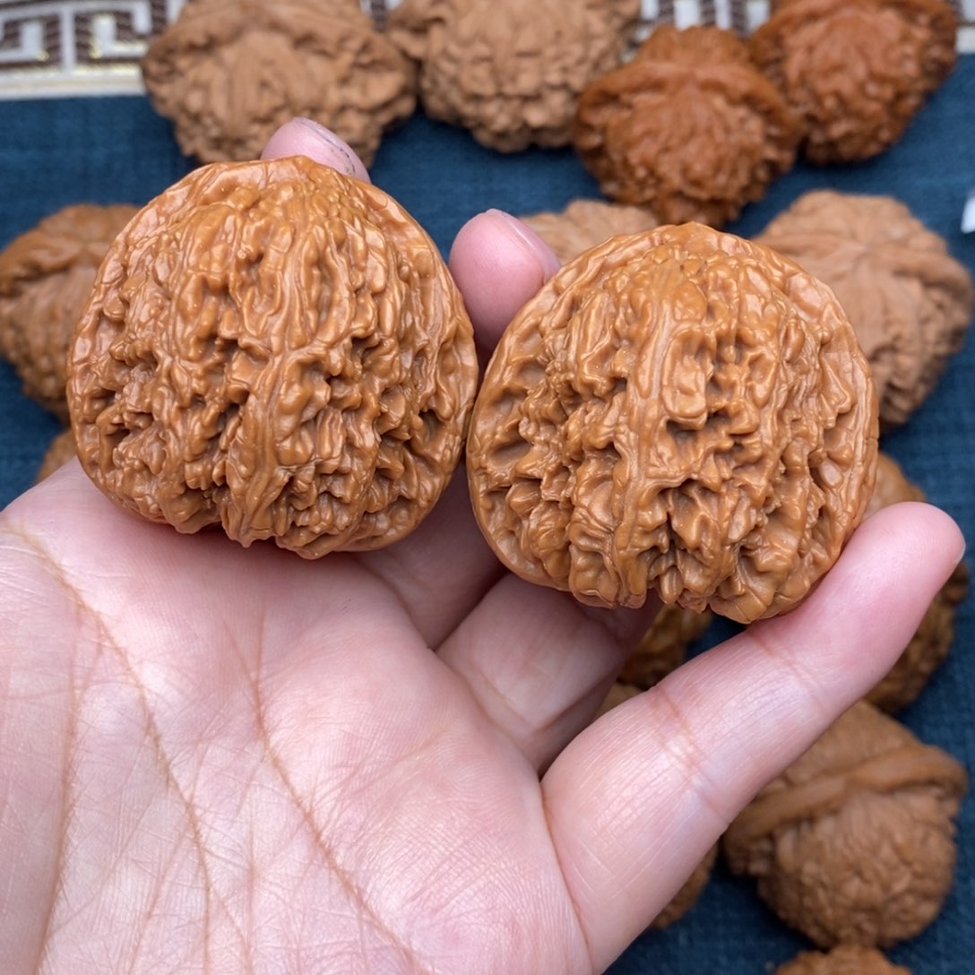 文玩核桃把件42.8精品红皮南疆