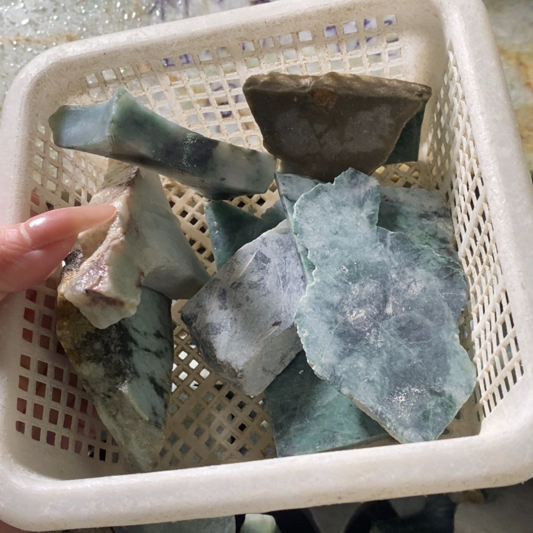 颈饰未镶嵌翡翠山***?天然翡翠