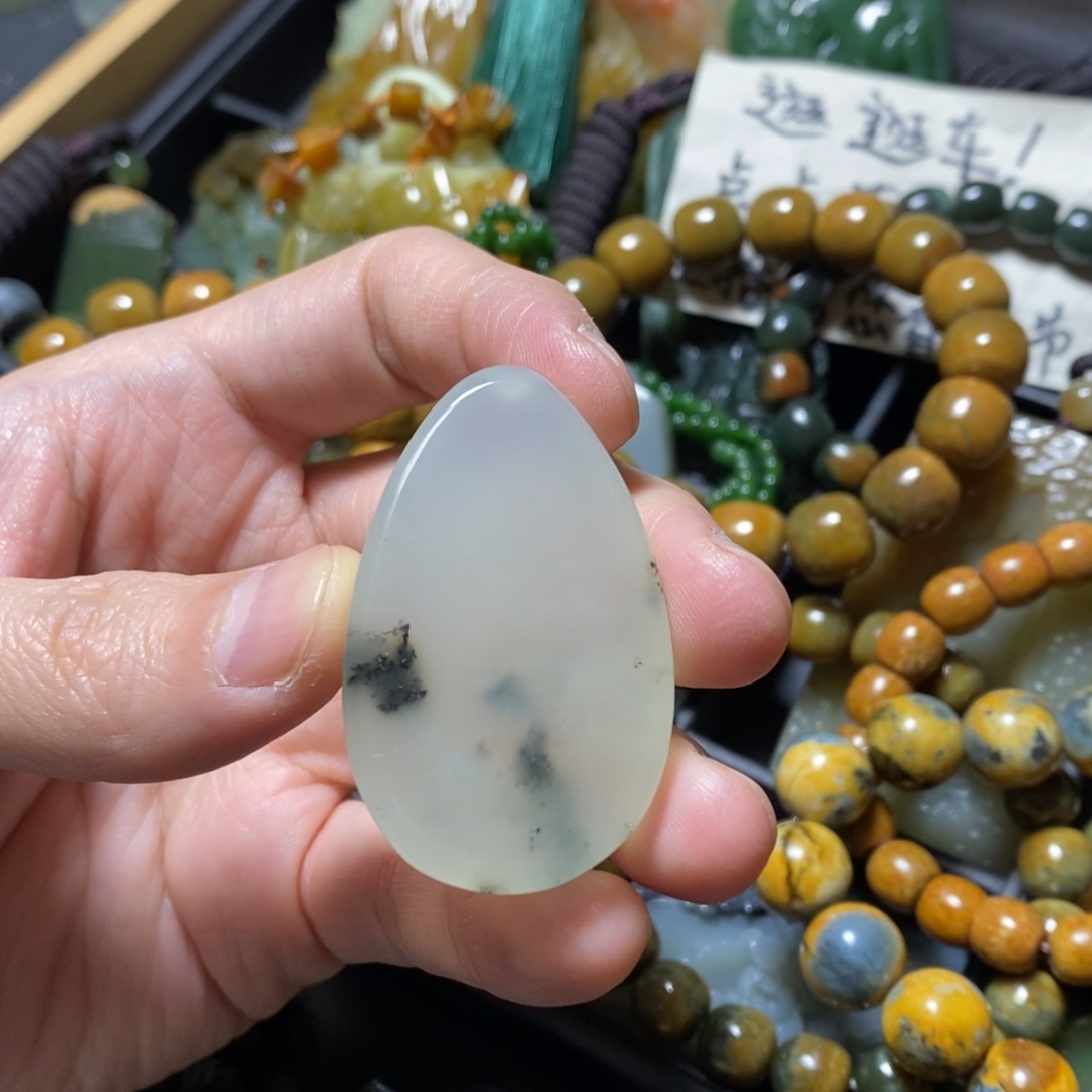 蛇纹石玉足铂镶嵌颈饰