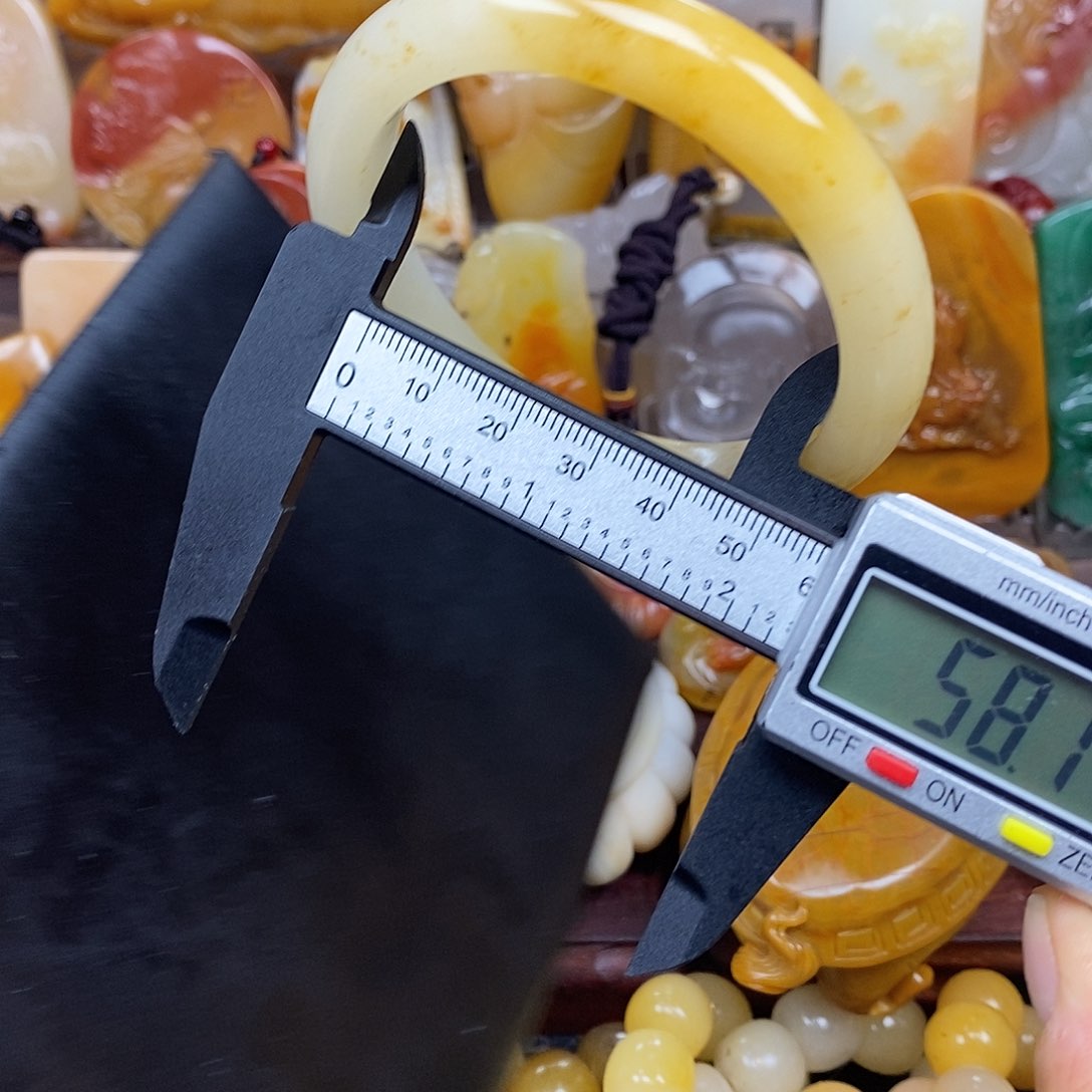 石英质玉（黄龙玉）颈饰未镶嵌
