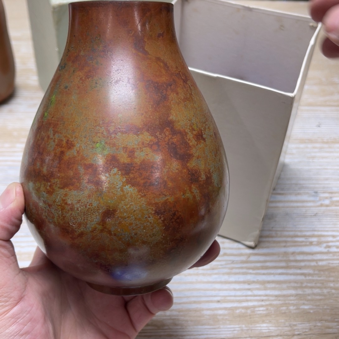 瓷片密密麻麻地排列着一个