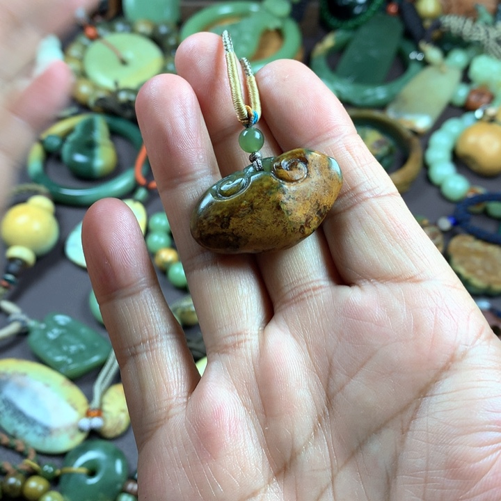 吊坠(赠链)未镶嵌岫岩河磨玉（透闪石质玉）