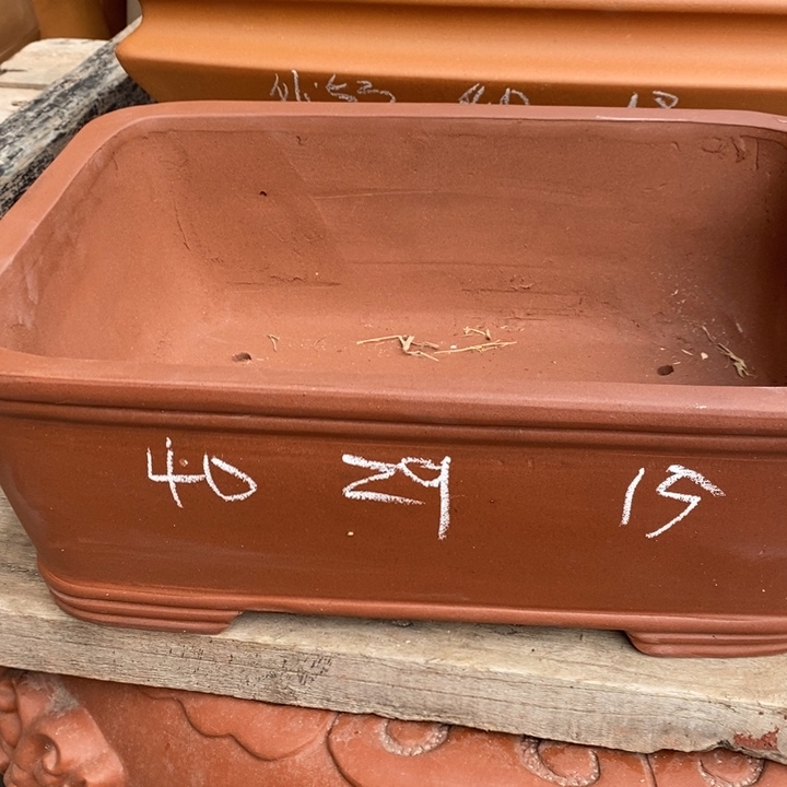 紫砂花盆只顾看手机的日子