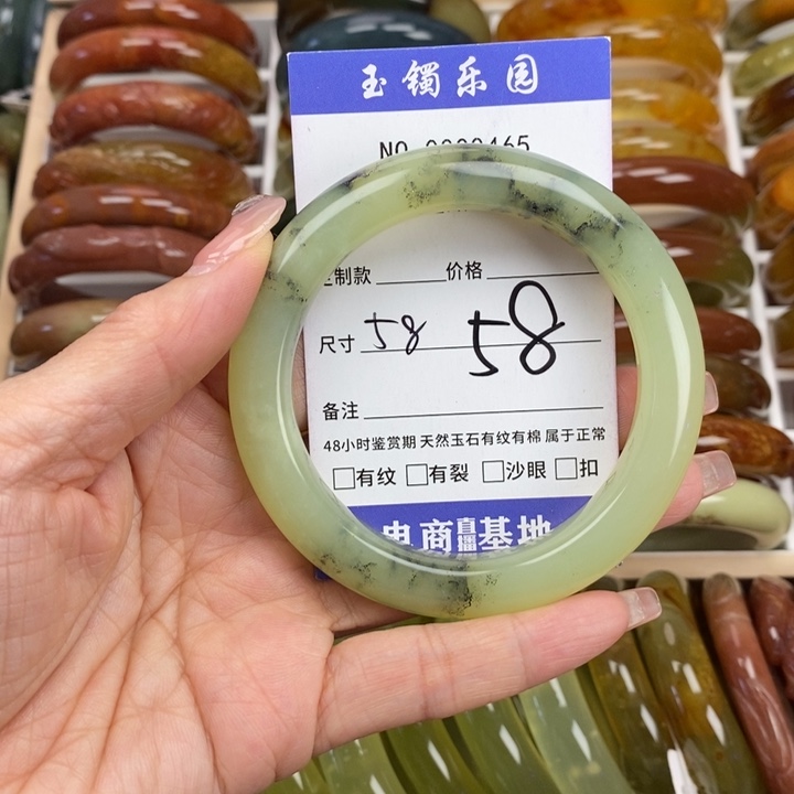 蛇纹石玉手镯未镶嵌