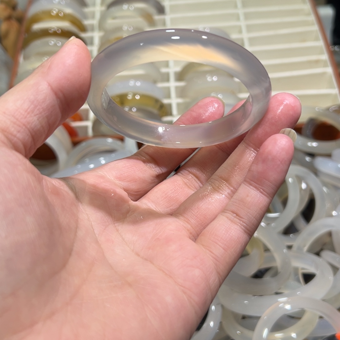 玛瑙/玉髓未镶嵌手镯61圈有包容35