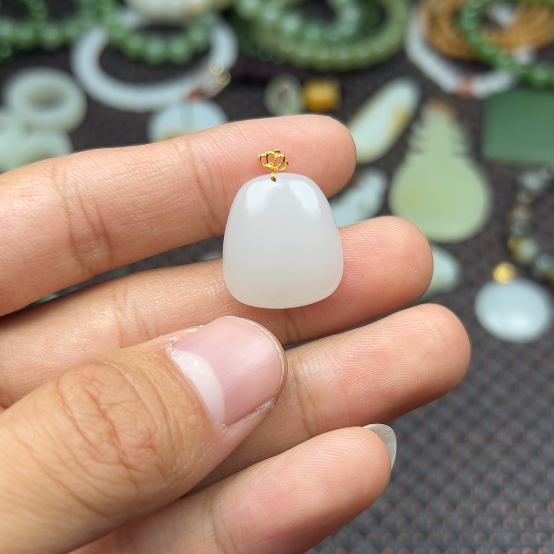 和田玉挂件18K金镶嵌