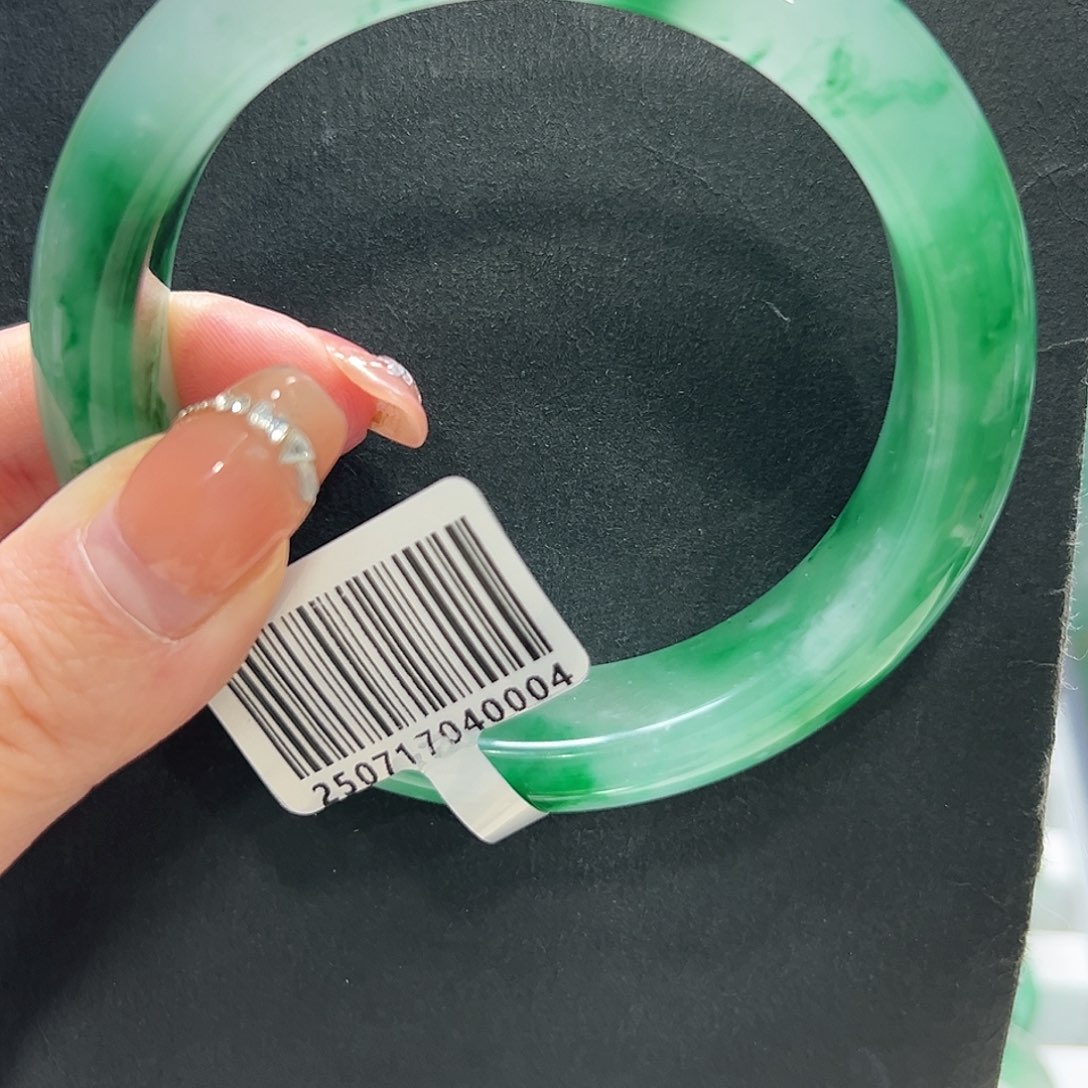 旺***饼石英质玉未镶嵌手镯