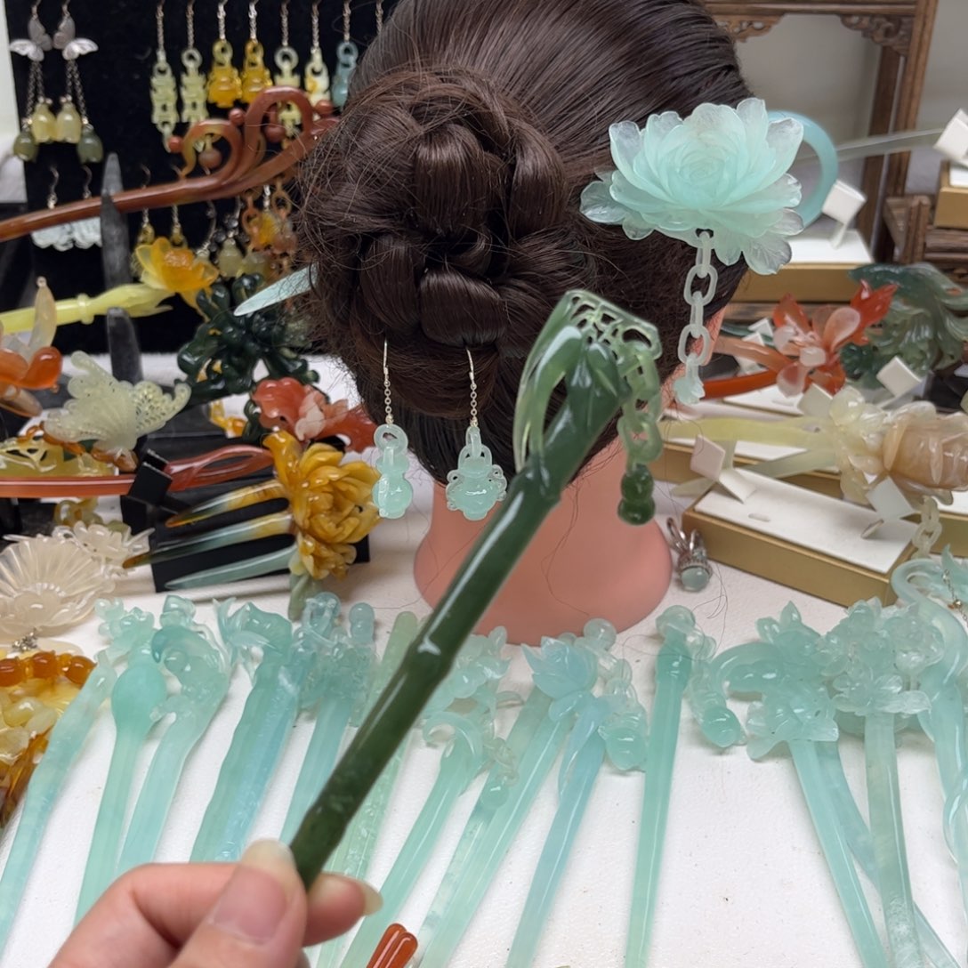 蛇纹石玉发饰合金重*，