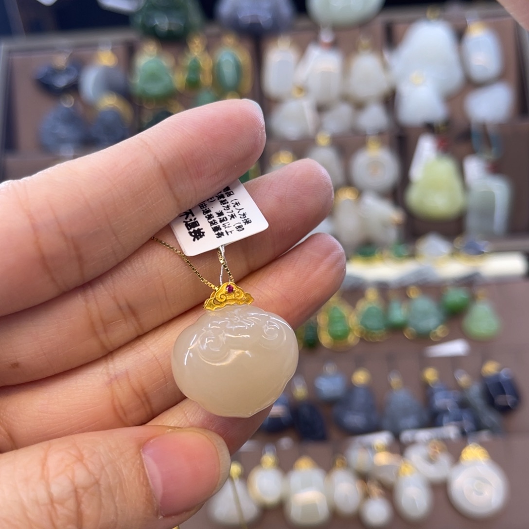 和田玉吊坠18K金镶嵌