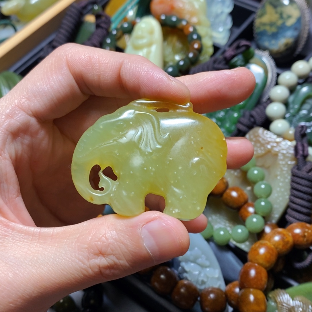 蛇纹石玉未镶嵌颈饰