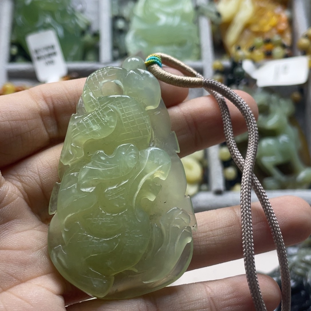 蛇纹石玉颈饰未镶嵌