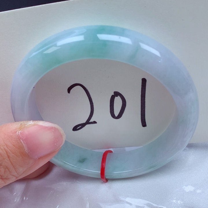 翡翠手镯未镶嵌翡翠