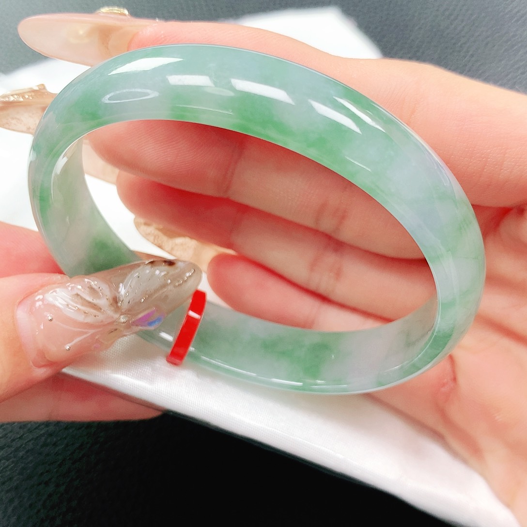 翡翠手镯未镶嵌56贵