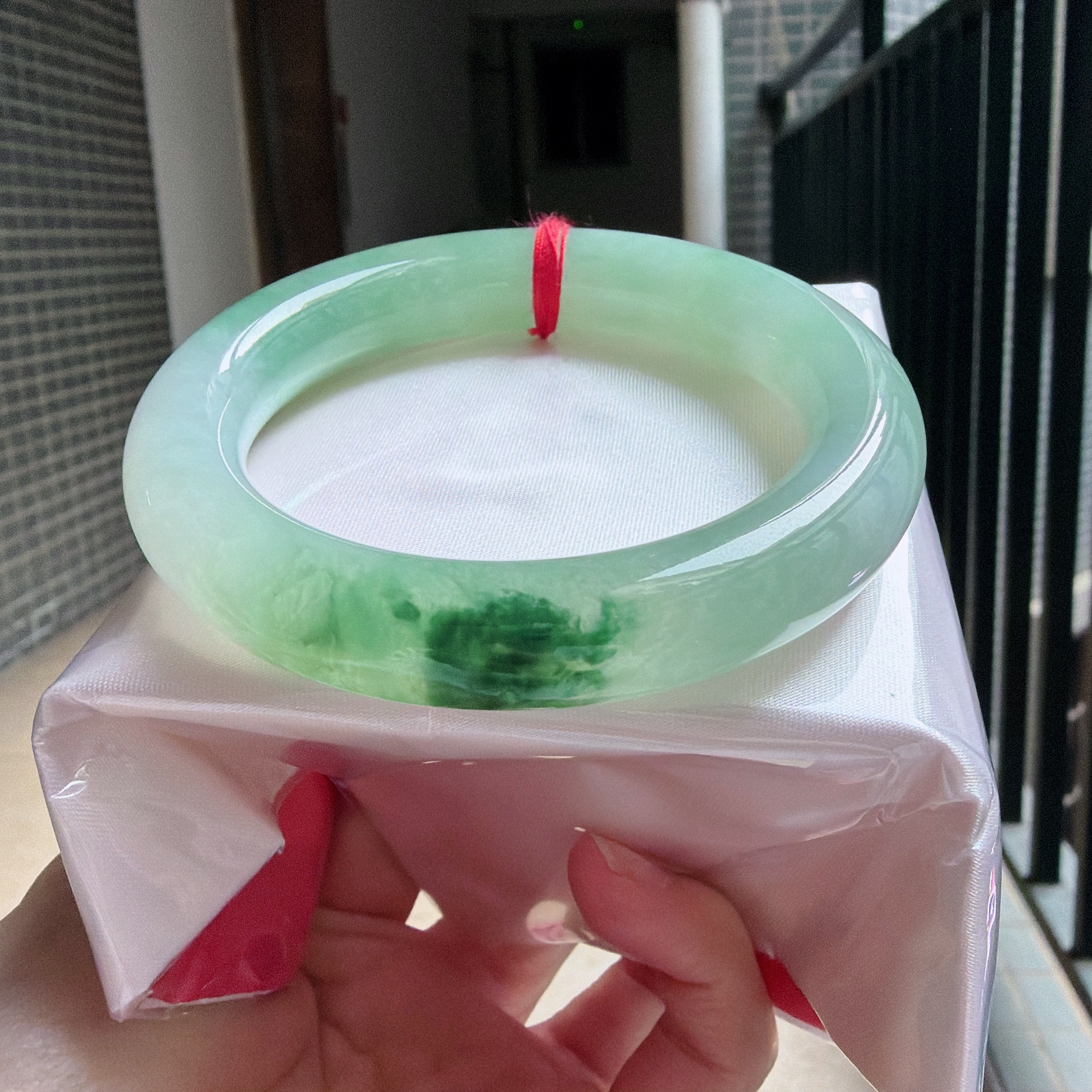 12134号 缅甸天然翡翠A货56/57圈口飘花大胖圆手镯56.6-12.6-11.8