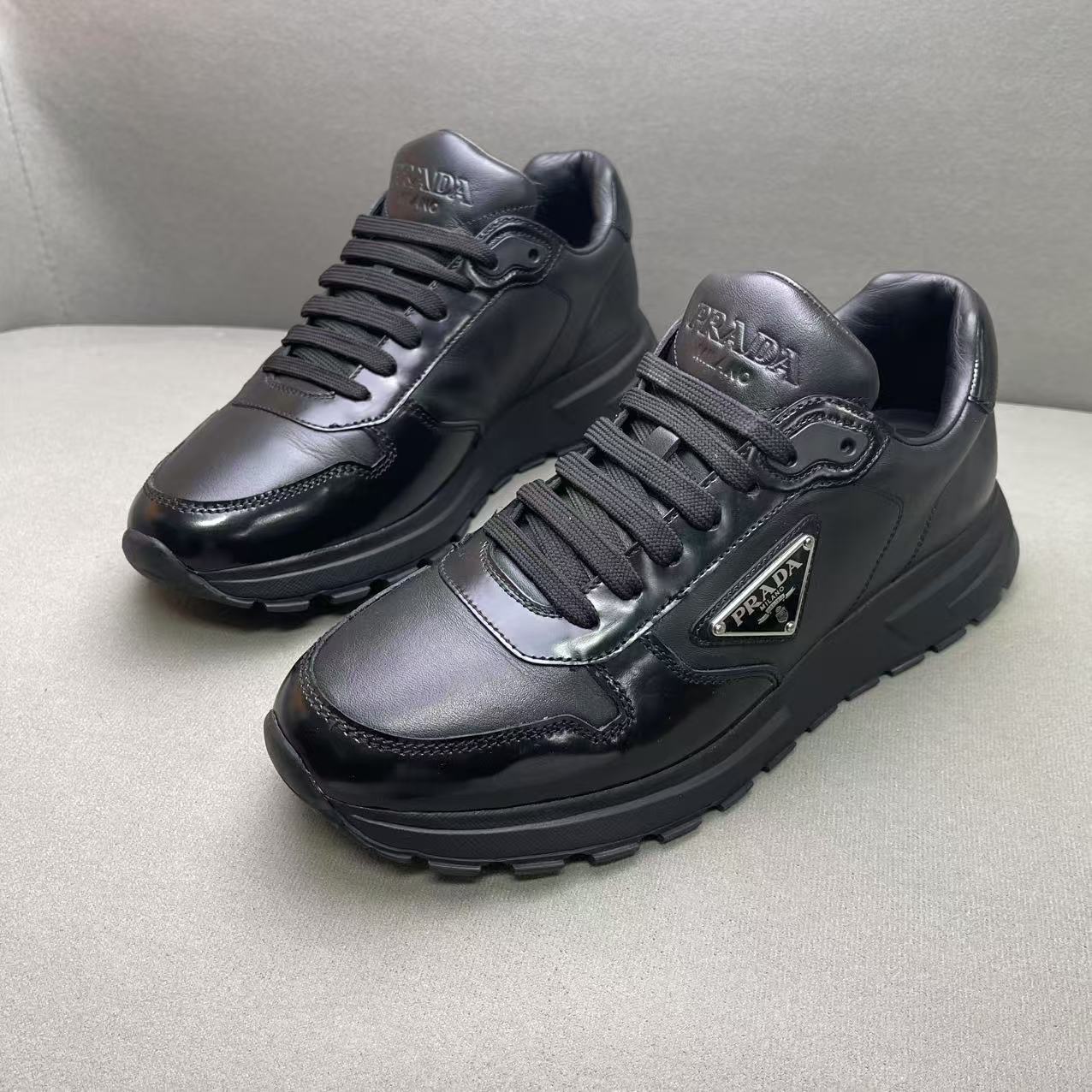 95新 Prada/普拉达 黑色时尚百搭皮革面金属三角标运动鞋 40码