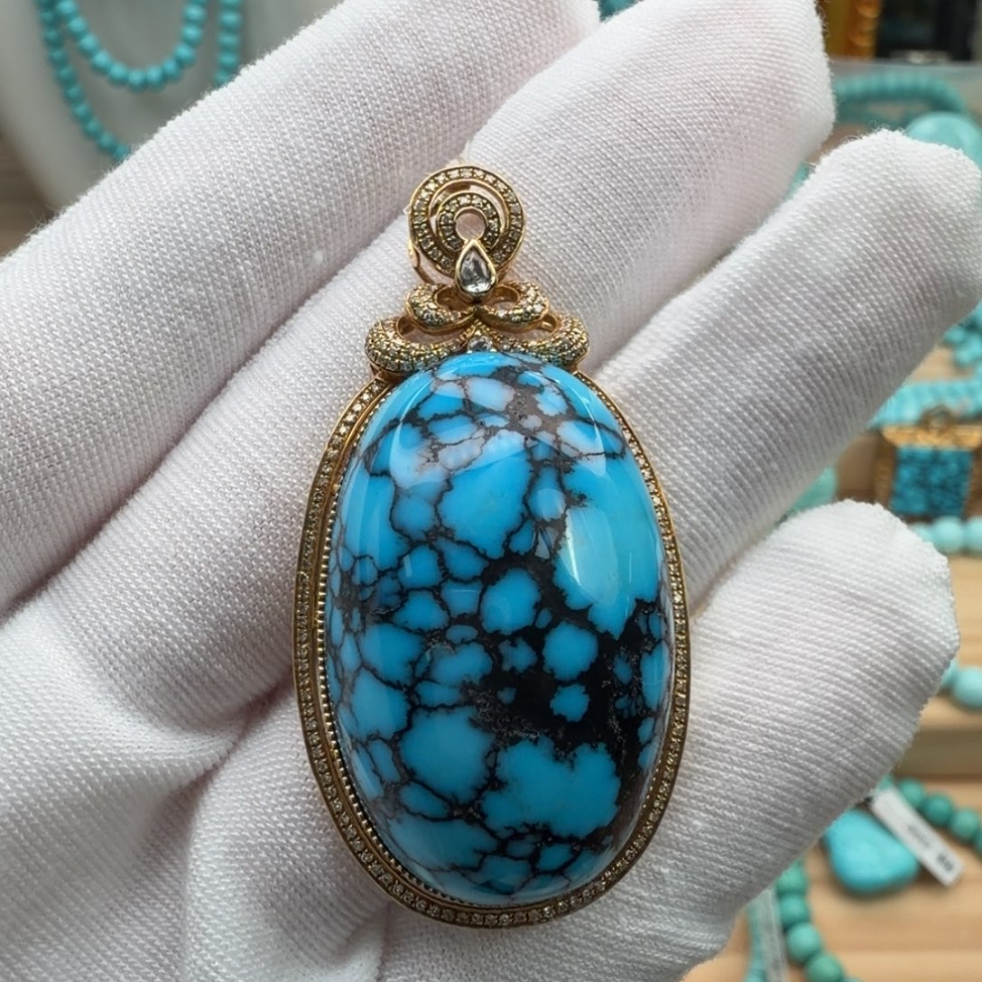 让***斤绿松石18K金镶嵌珠宝奇石