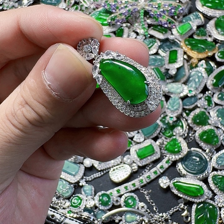 翡翠颈饰未镶嵌天然A货翡翠放漏