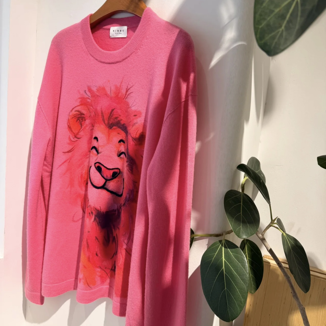 慵懒复古风狮子印花宽松圆领山羊绒女潮流针织显瘦上衣RIBBE