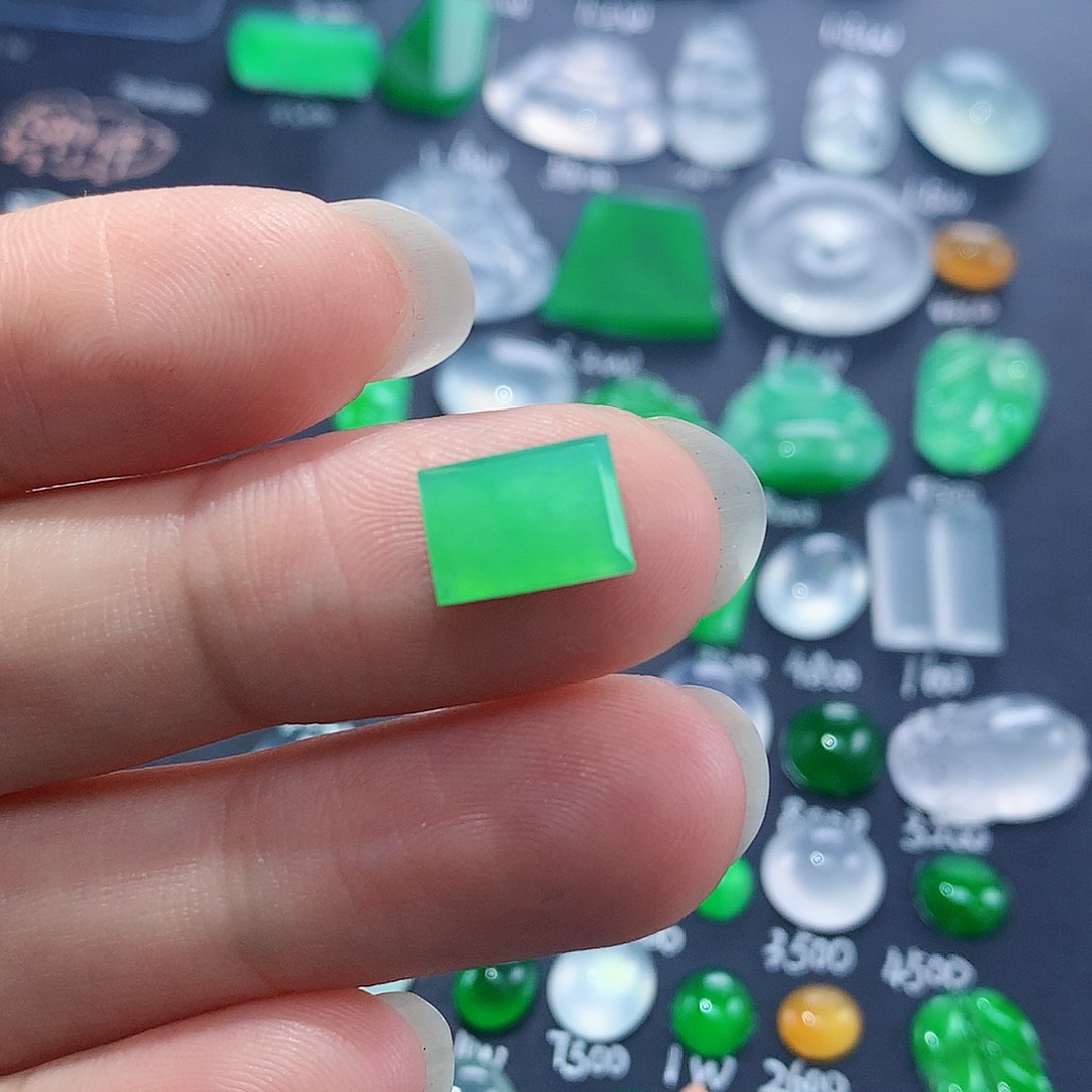 翡翠颈饰未镶嵌天然翡翠高冰果绿马鞍