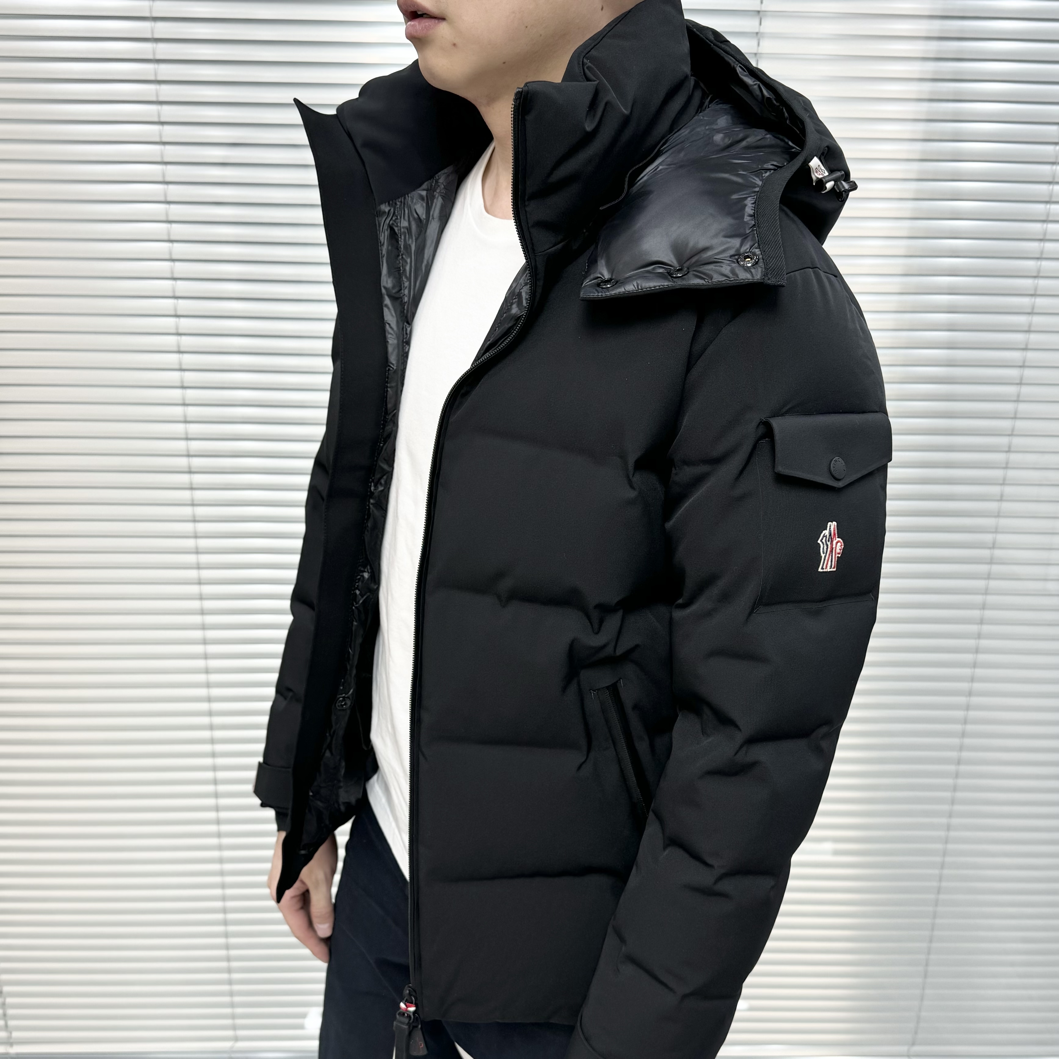 未使用 MONCLER 蒙口 MONTGETECH滑雪系列连帽羽绒服哑光黑男