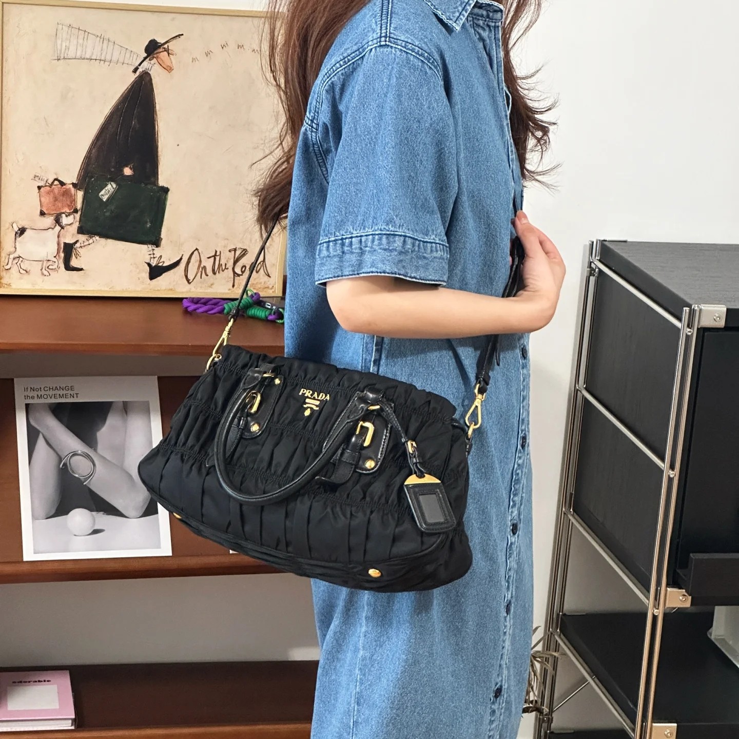 95新 Prada/普拉达 黑金褶皱降落伞布面云朵手提斜挎包54901507