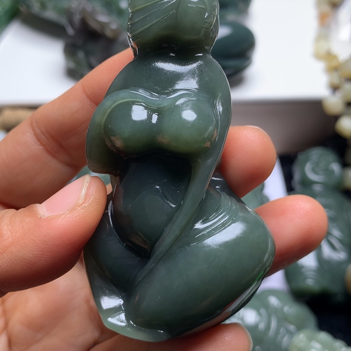 啥***候和田玉未镶嵌颈饰