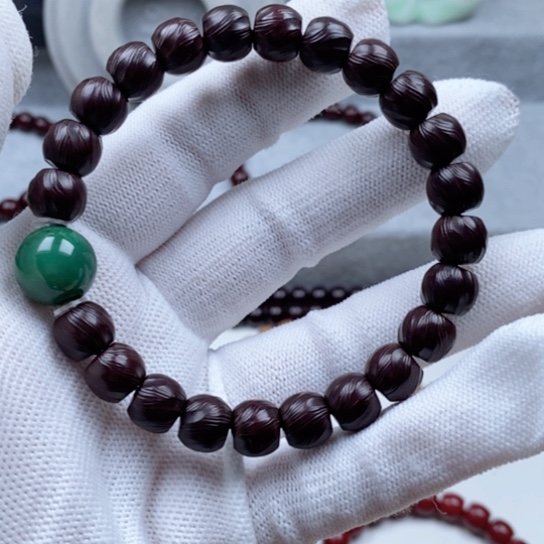 随**逛猴头关的一个小镇上