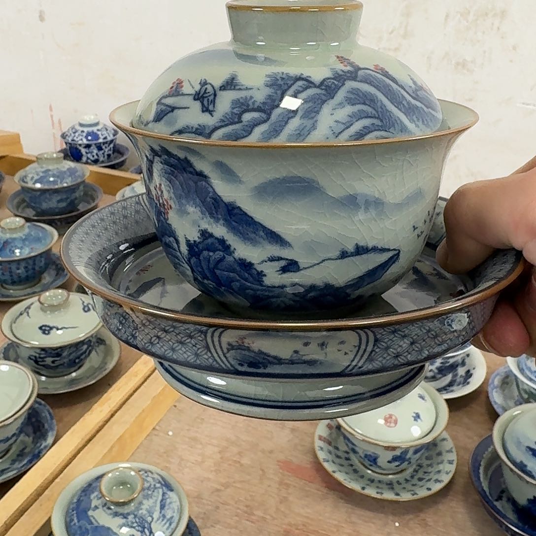 青花山水大高足盖碗的微瑕