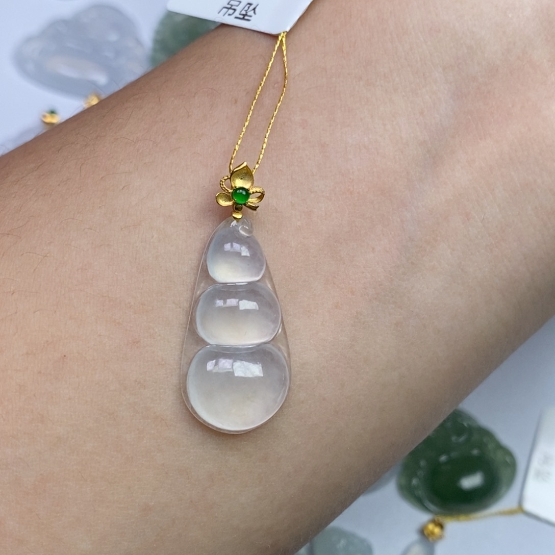 S****翡翠18K金镶嵌颈饰福豆