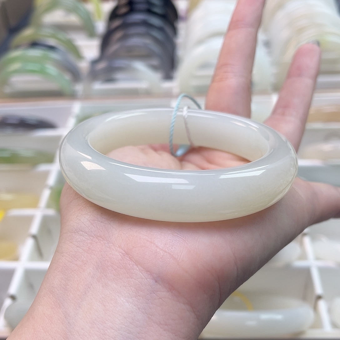 和田玉未镶嵌手镯油润，无包容，晴白，捡漏