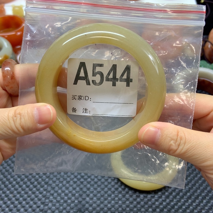 余***心石英质玉未镶嵌手镯