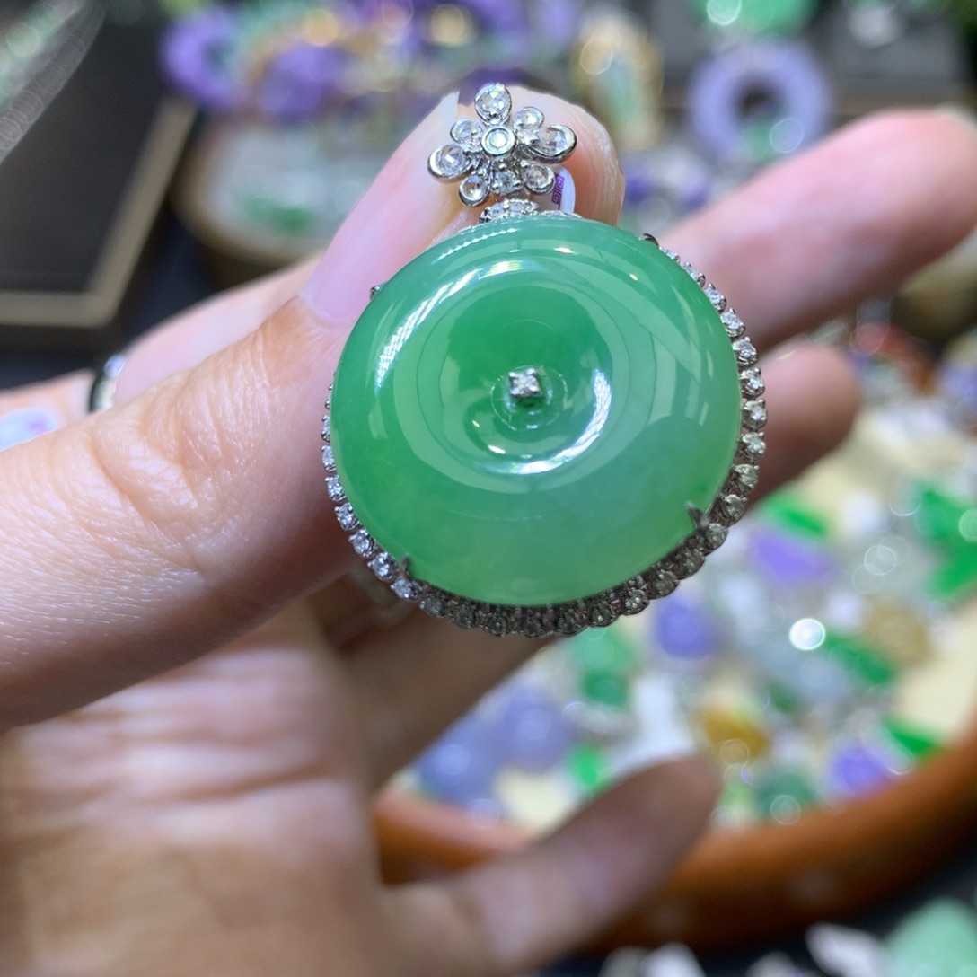 颈饰18K金镶嵌翡翠