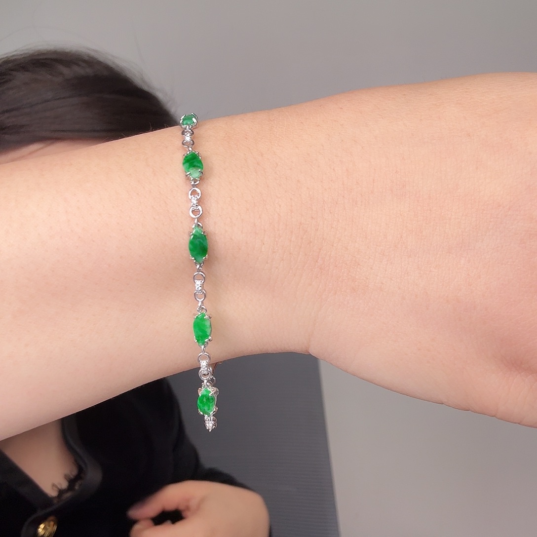 翡翠未镶嵌颈饰一件