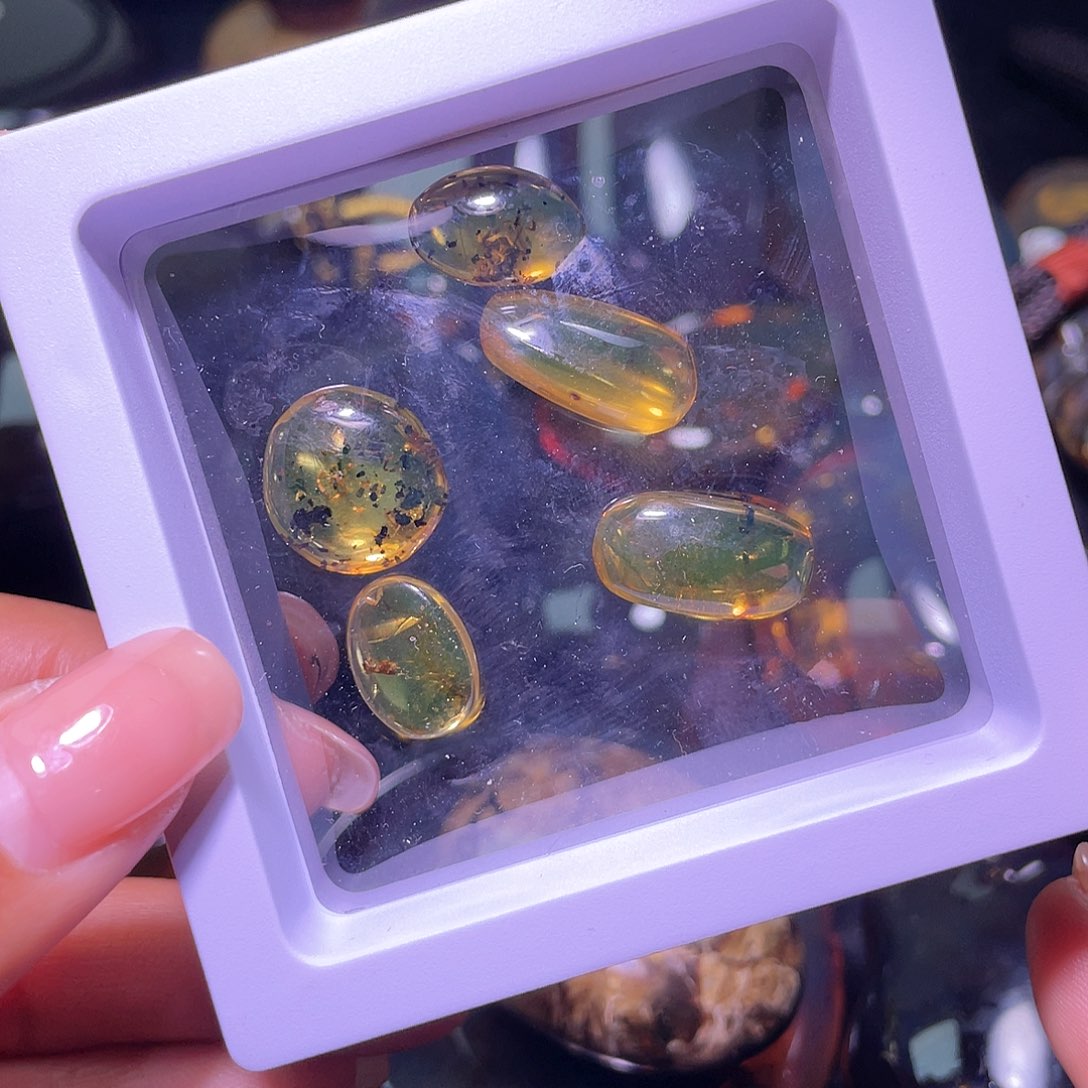 琥珀裸石未镶嵌？