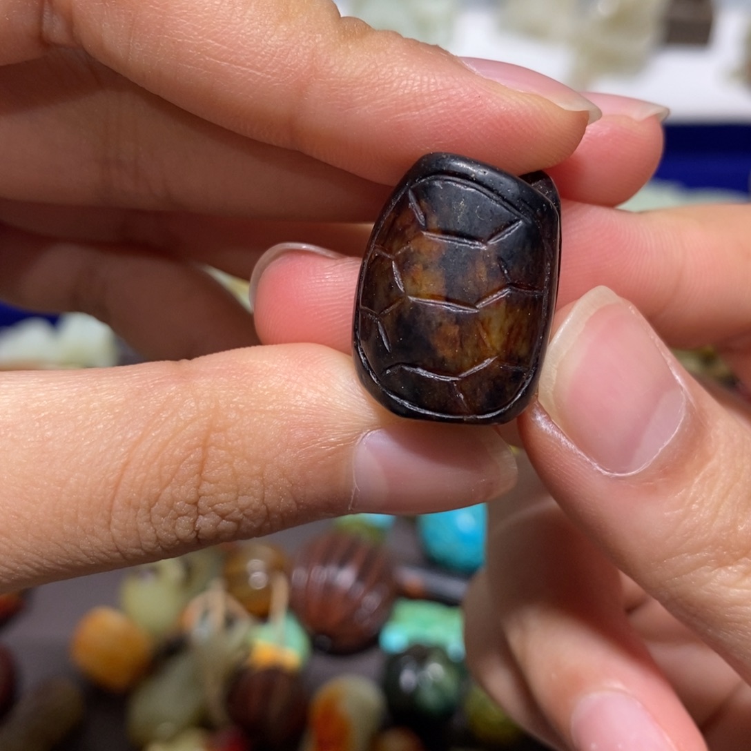 透闪石质玉未镶嵌颈饰